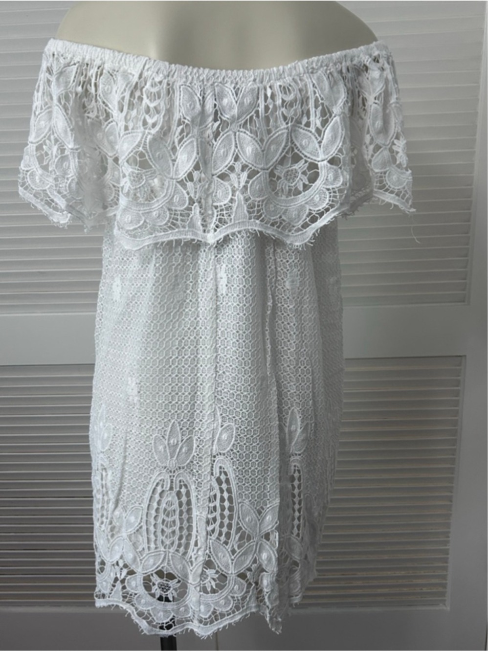 Tuckernuck Avalon Off Shoulder White Lace Mini Dress NWT Size S - Picture 6 of 11